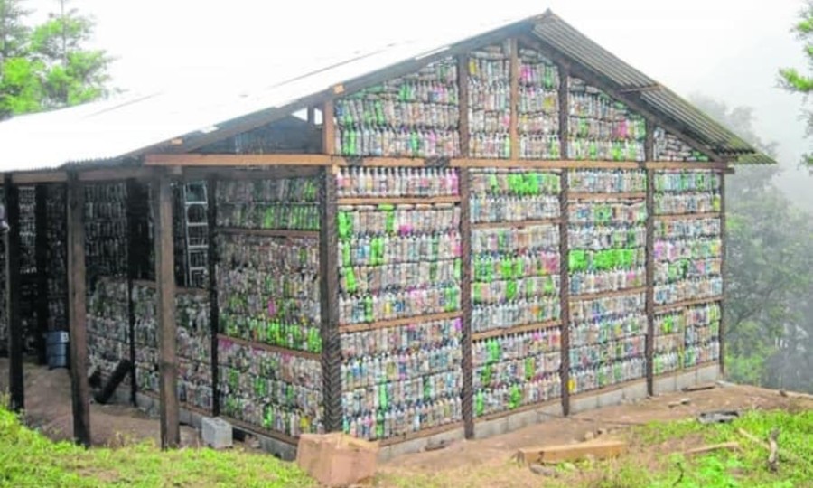 Una joven pareja construye una casa con botellas de plástico en el barrio  Santa Isabel - Diario La Mañana